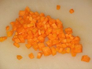 морковку нарезать кубиками